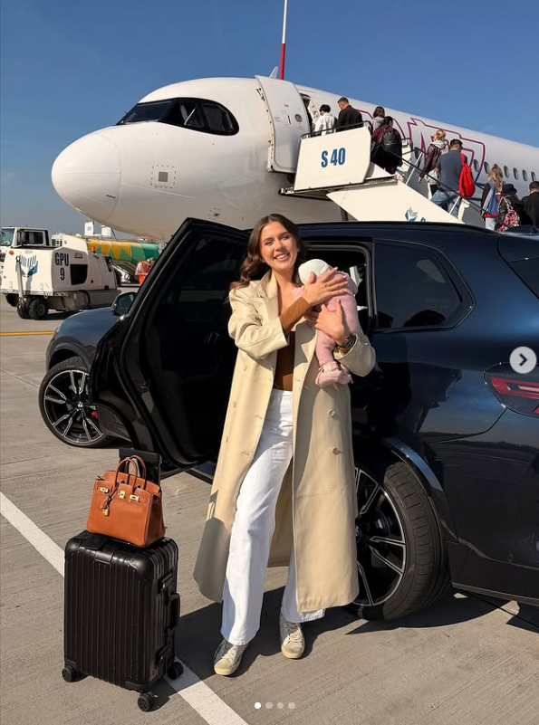 Emily Burghelea și-a luat fetița și a plecat în Hong Kong fără soț. Motivul pentru care va sta departe de România timp de o lună