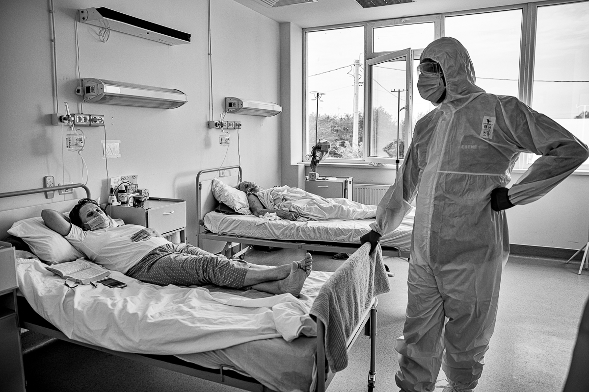 REPORTAJ | În Secţia COVID a Spitalului Judeţean Arad, medicii şi pacienţii împart şi responsabilitatea, şi teama în faţa bolii: „Ne-am dat curaj unii altora!”