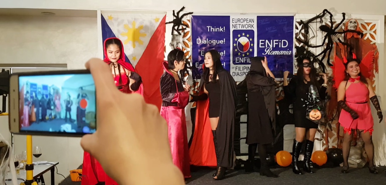VIDEO/ Cum petrec filipinezele din România de Halloween. Dansează pe „Thriller” îmbrăcate în vrăjitoare
