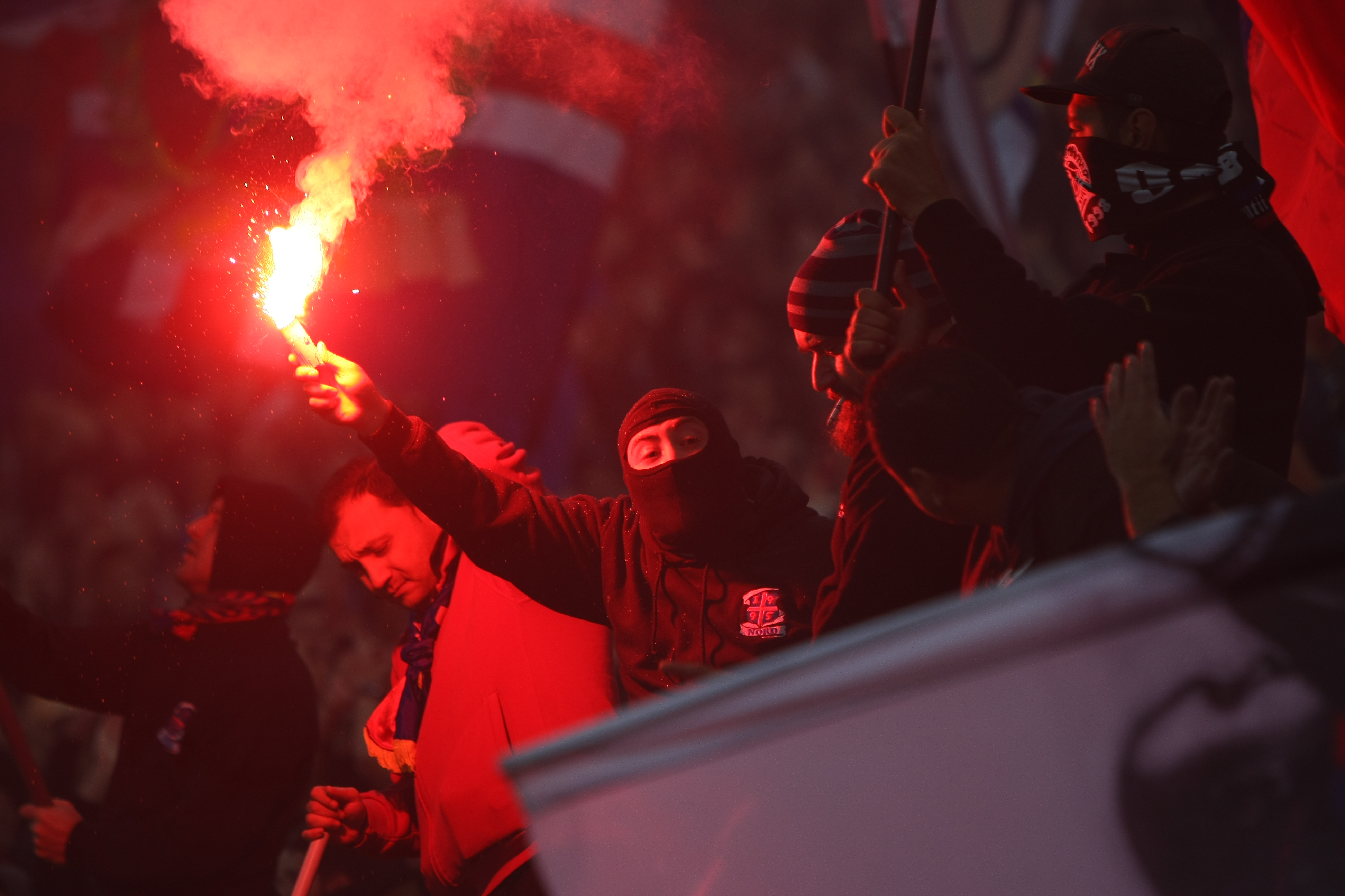 GALERIE FOTO&VIDEO / Atmosferă incendiară la derby. Coregrafii spectaculoase ale celor două galerii