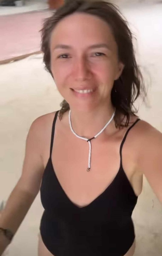 Imagini cu Adela Popescu în costum de baie, după ce a zis că e nemulțumită de silueta ei. Cum arată după ce a născut trei copii