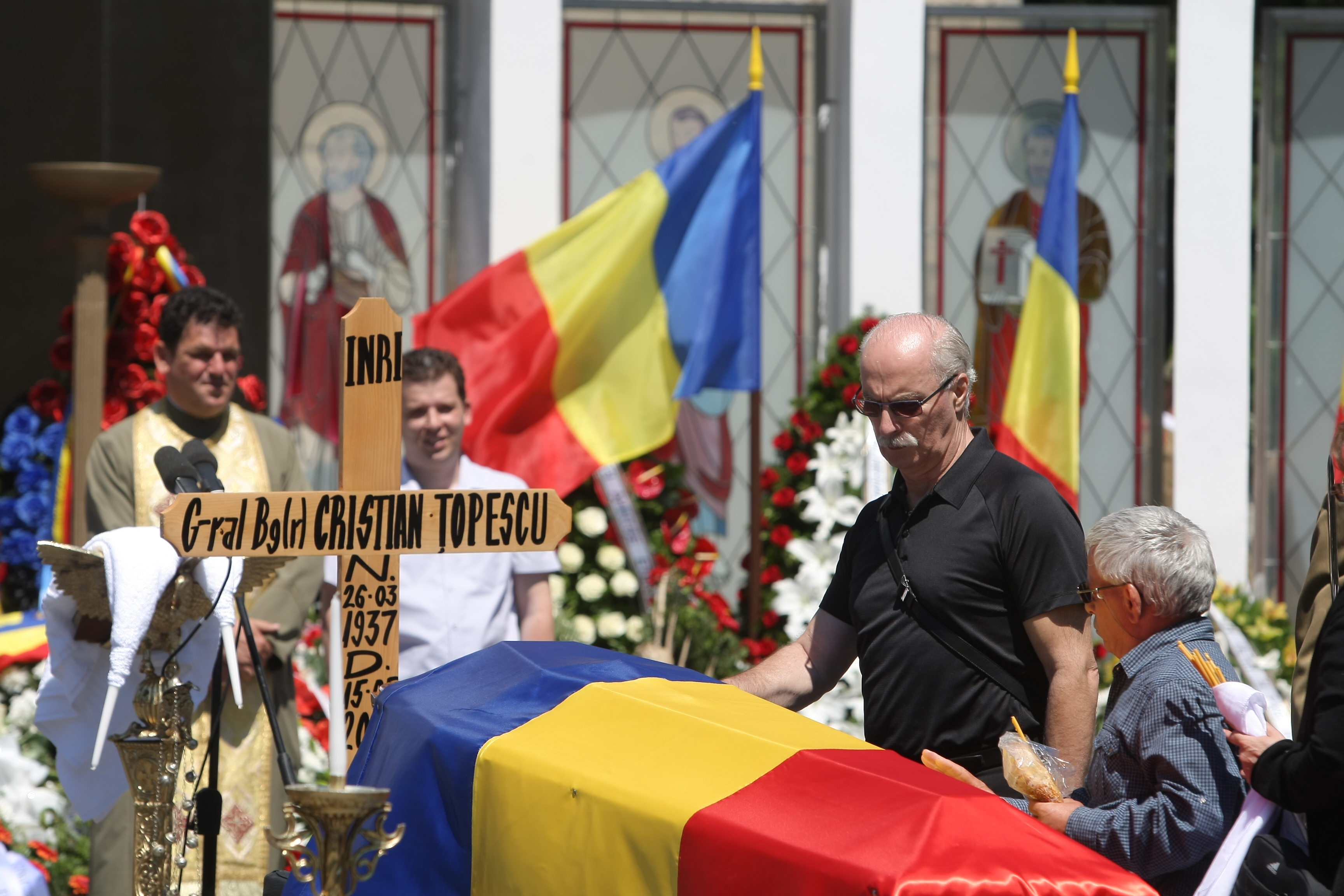 GALERIE FOTO&VIDEO/ Cristian Țopescu, înmormântat cu onoruri militare, la Cimitirul Ghencea Militar din București