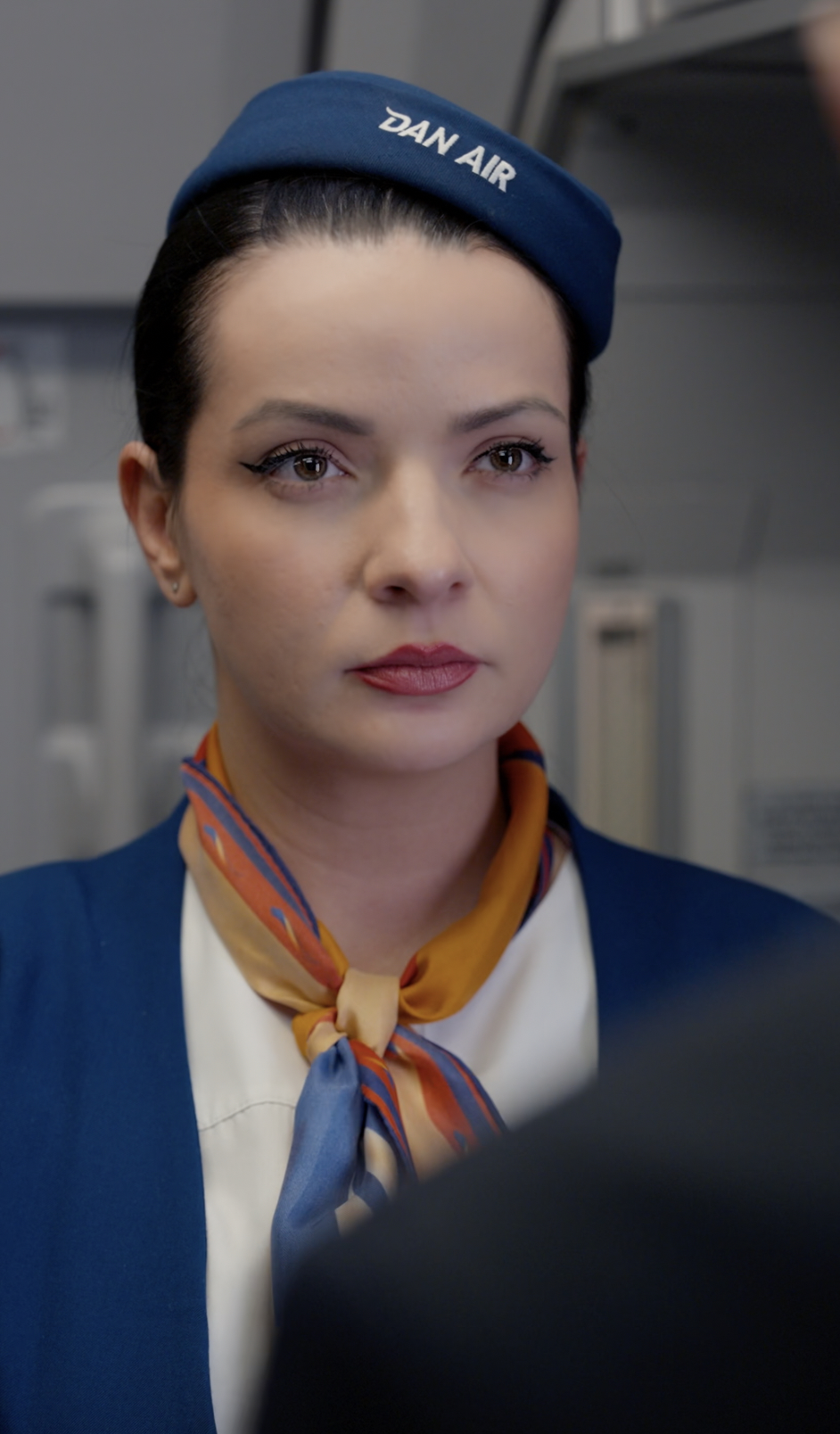 Avion transformat în platou de filmare pentru primul serial românesc „vertical drama”. Anca Dinicu, Alina Pușcaș și Denis Hanganu fac parte din distribuție