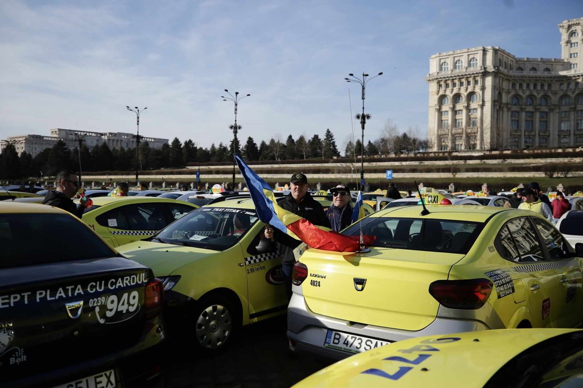 Sute de taximetrişti au protestat din nou în Piaţa Constituţiei. Ce revendicări au avut