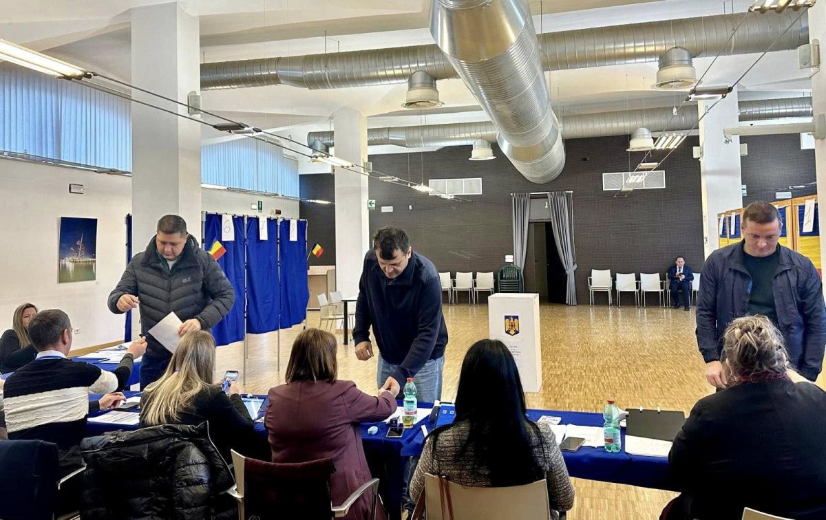 Imagini cu românii care au votat în diaspora la alegerile prezidențiale. Cel mai vârstnic alegător are 100 de ani