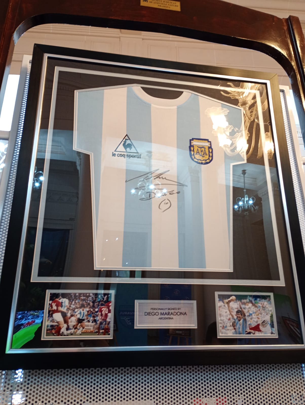 Raiul tricourilor cu autograf, de la Cristiano și Messi, la Ronaldo, Maradona sau Pele: „Expoziție cu piese-unicat, la Ploiești”