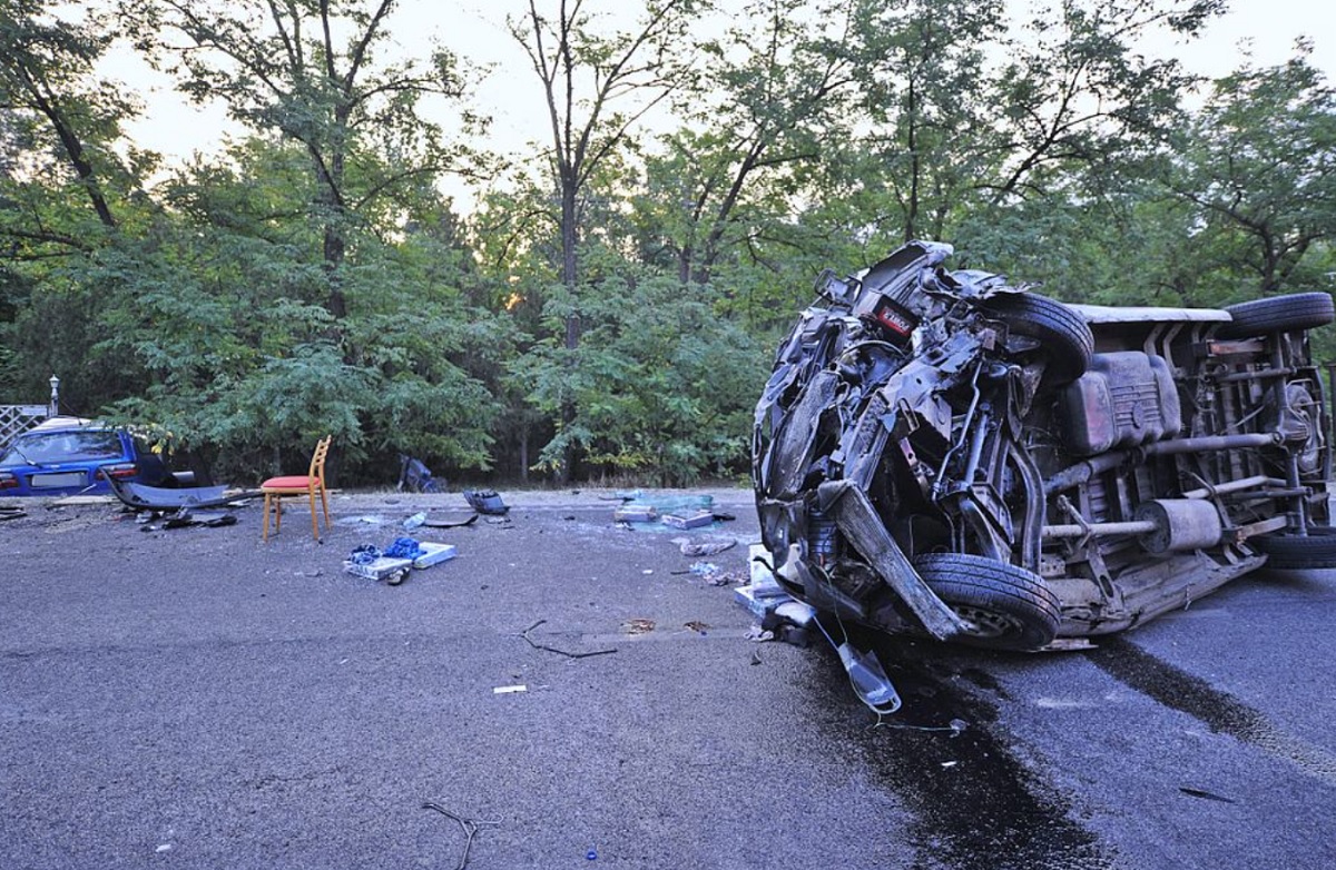 Microbuz românesc distrus în Ungaria, într-un accident cu un mort și doi răniți. Supraviețuitorii și-au pus mâinile-n cap când au văzut ce e pe șosea