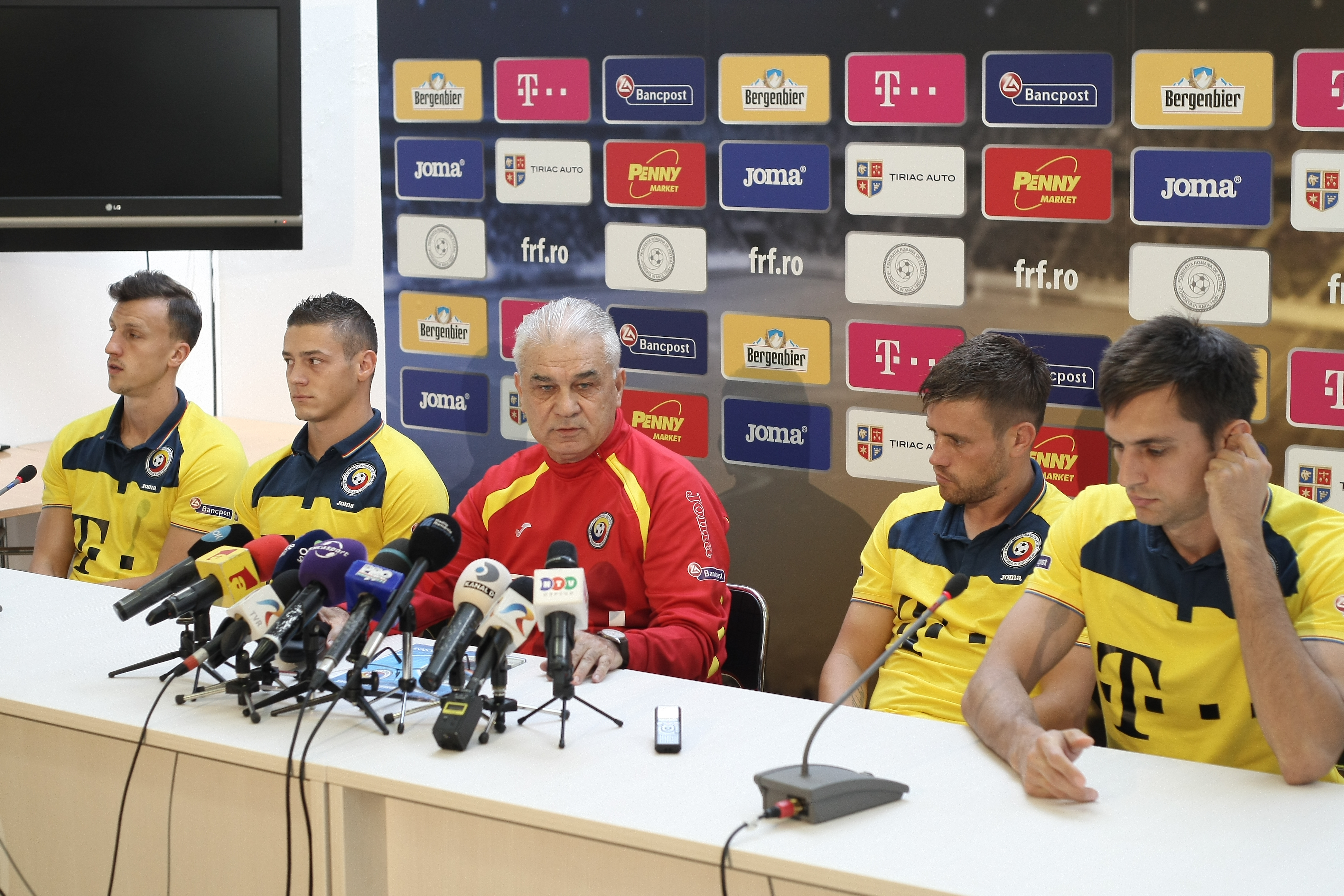 PRELIMINARIILE EURO 2016, ROMÂNIA - GRECIA (luni, ora 21.45, TVR 1) / Puiu e nervos. A plecat brusc din conferința de presă. Nu știe dacă va fi lăsat la cârma naționalei, ^dacă va califica echipa la turneul final din Franța. Ce au declarat tricolorii la Mogoșoaia / GALERIE FOTO
