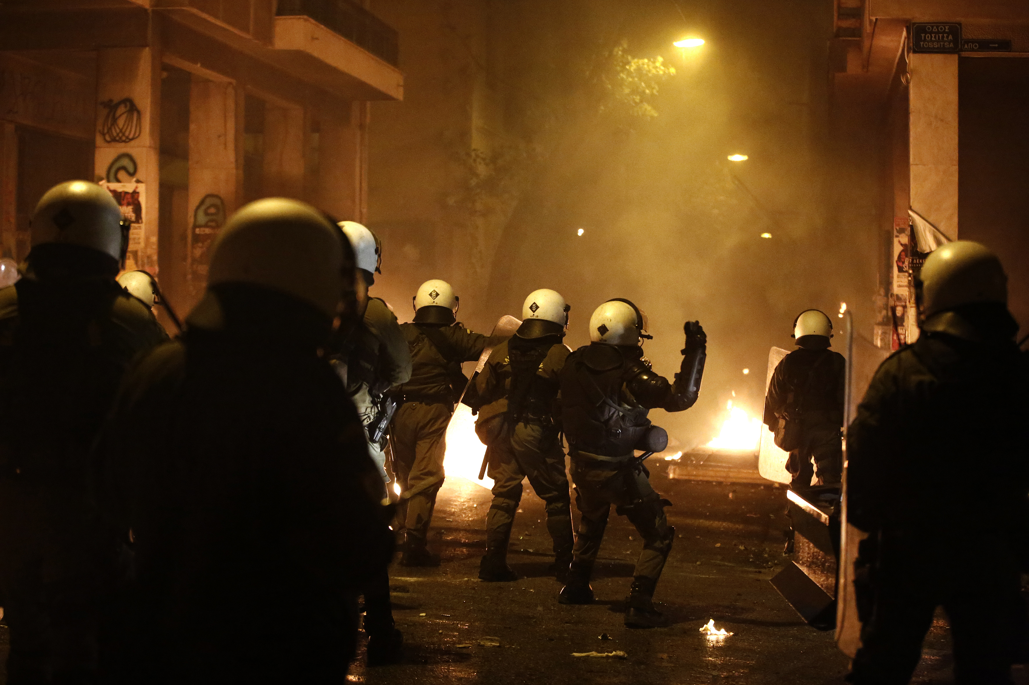 FOTO | Protest violent în centrul Atenei! Oamenii revoltați au aruncat ”bombe” cu petrol