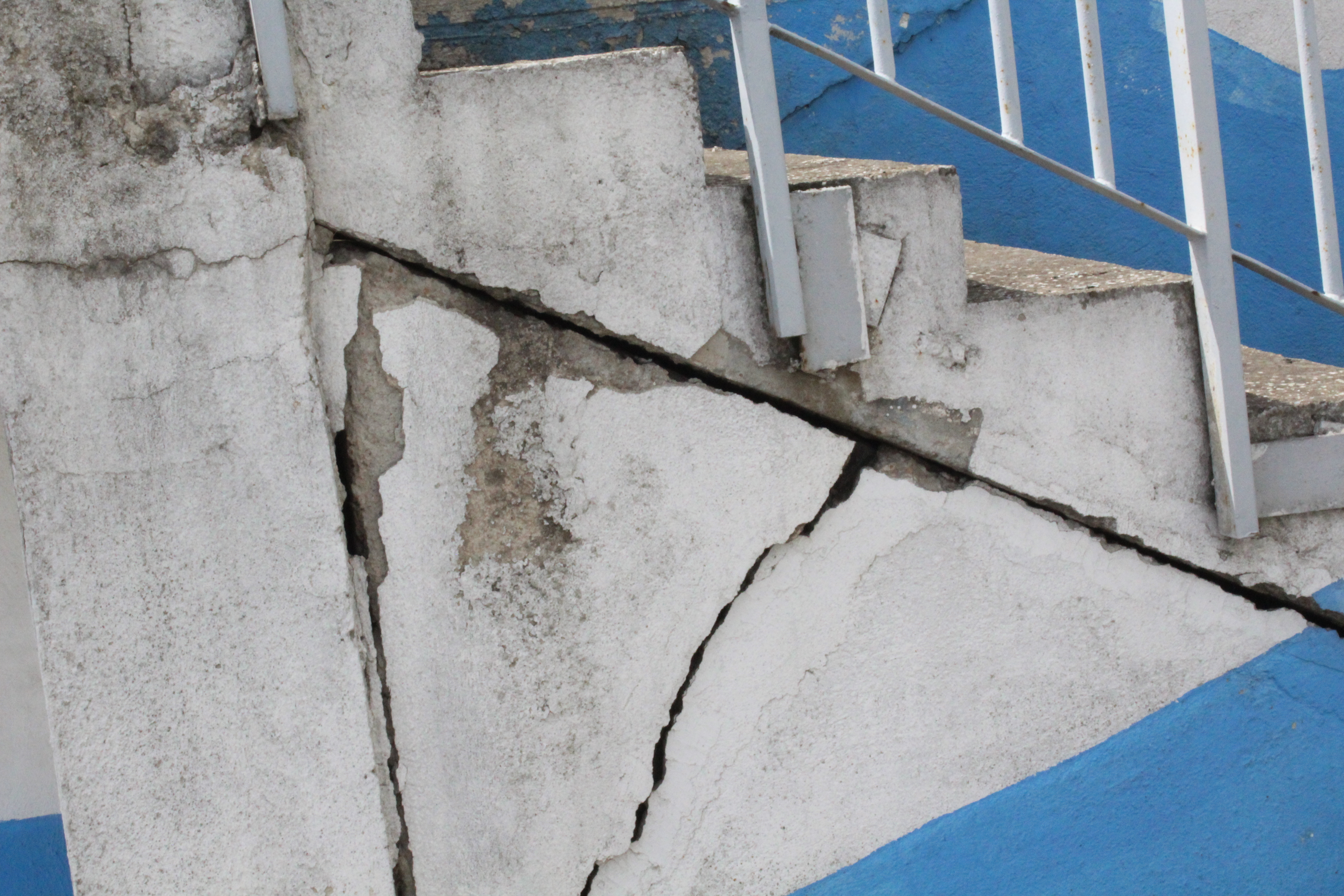 Supercupa de pe 8 iulie, pe un stadion ca după bombardament / FOTO