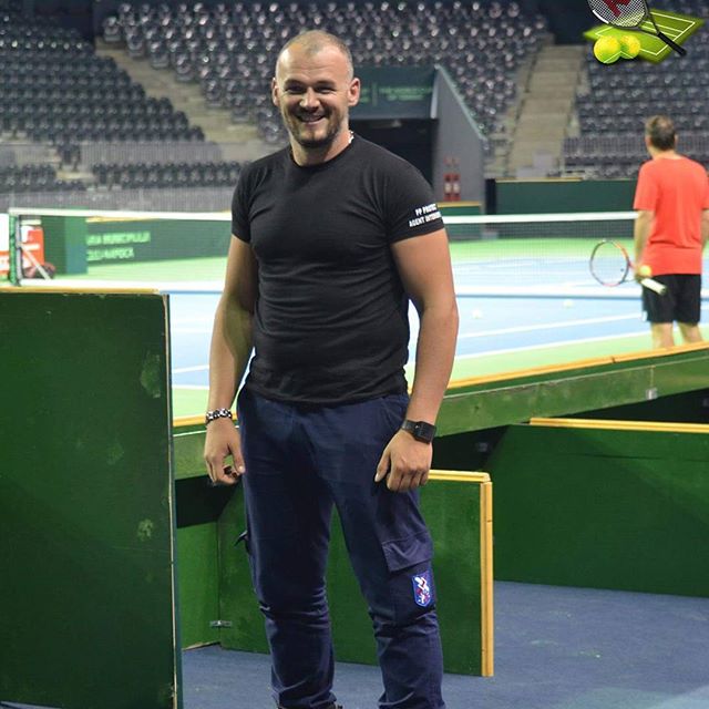 Simona Halep este păzită de un bodyguard la Cluj-Napoca. Cine este uriașul / GALERIE FOTO