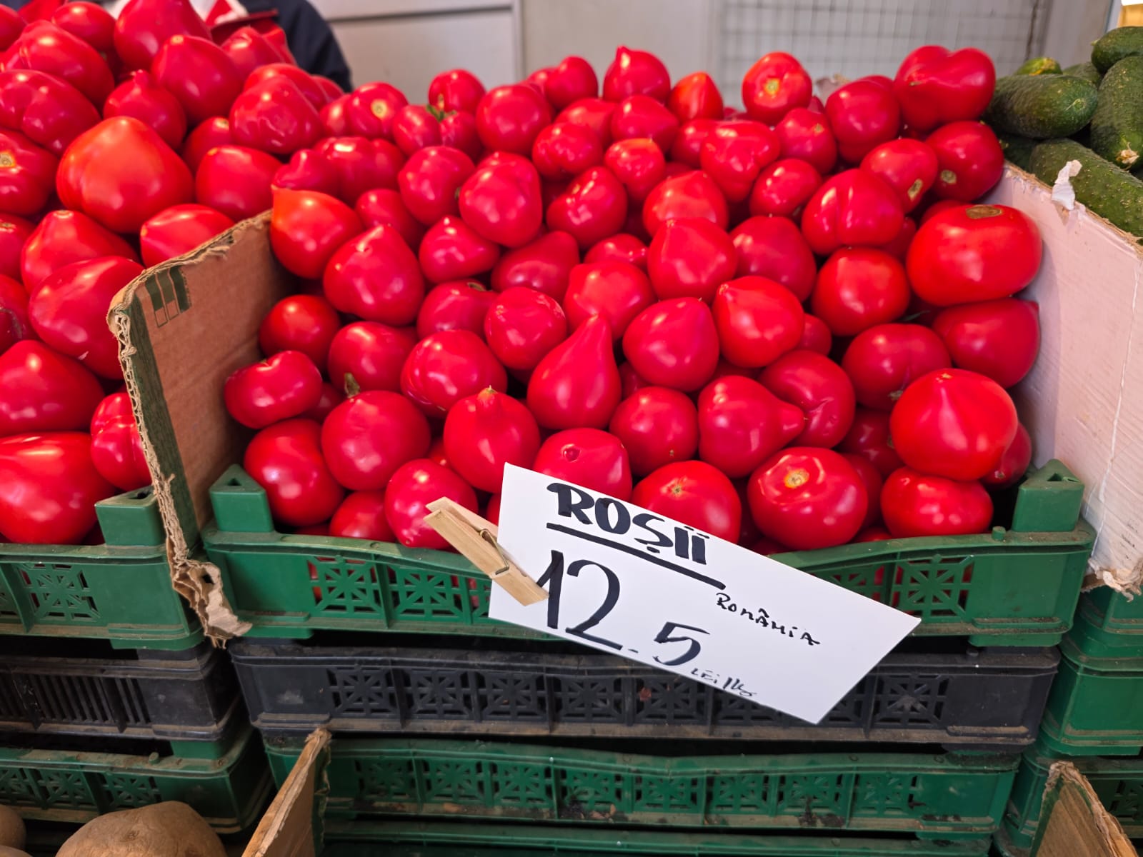 Cât costă să faci o salată de vară cu roșii românești și castraveți din piața Amzei, Obor sau Rahova