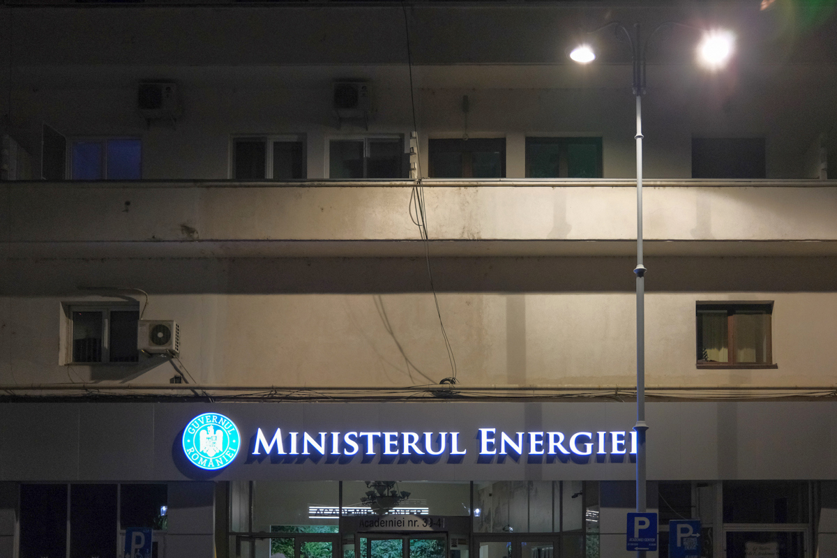 Economie la curent, doar în declarații. Instituțiile publice din România sunt luminate ca la festival