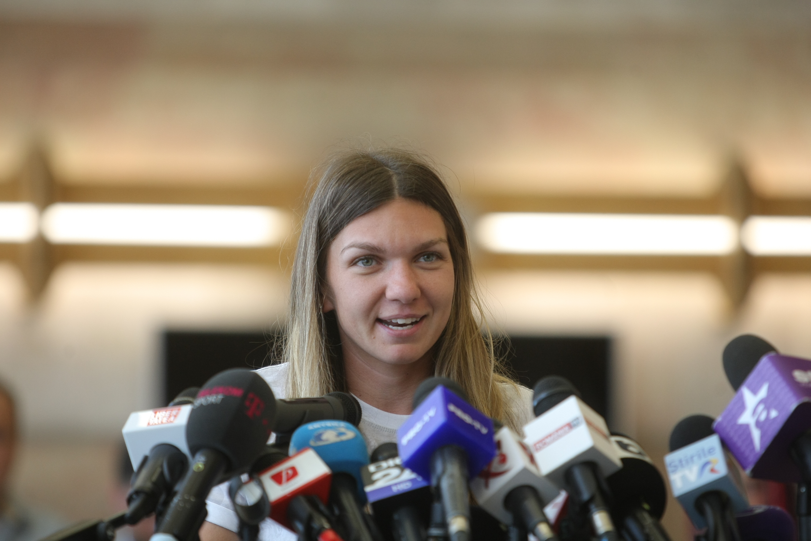 Imagini de la sosirea Simonei Halep în România. Liderul WTA, emoționat de primirea făcută / GALERIE FOTO