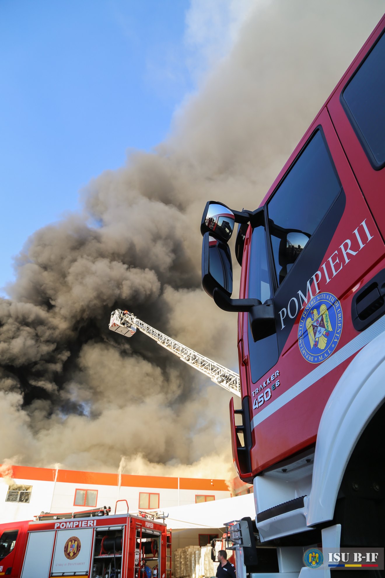 VIDEO | Un pompier și-a riscat viața pentru a salva o pisică dintr-un incendiu puternic. “Vă rog să-mi spuneți că trăiește”