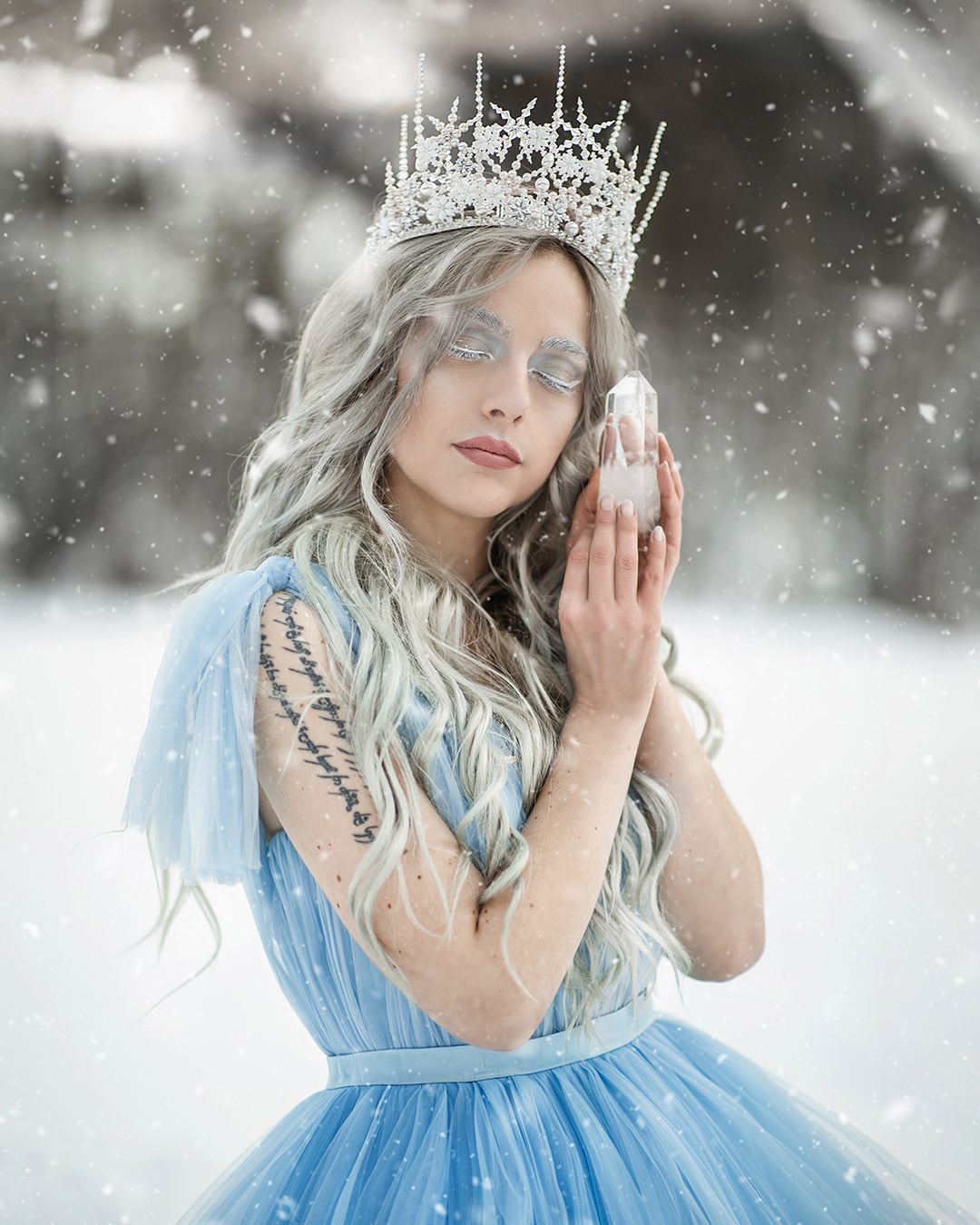 Raluca Antuca, fotografa specializată în stilul „fairytale”: „Estetica fantastică mă provoacă, îți permite să gândești în afara limitelor realității” | Interviu