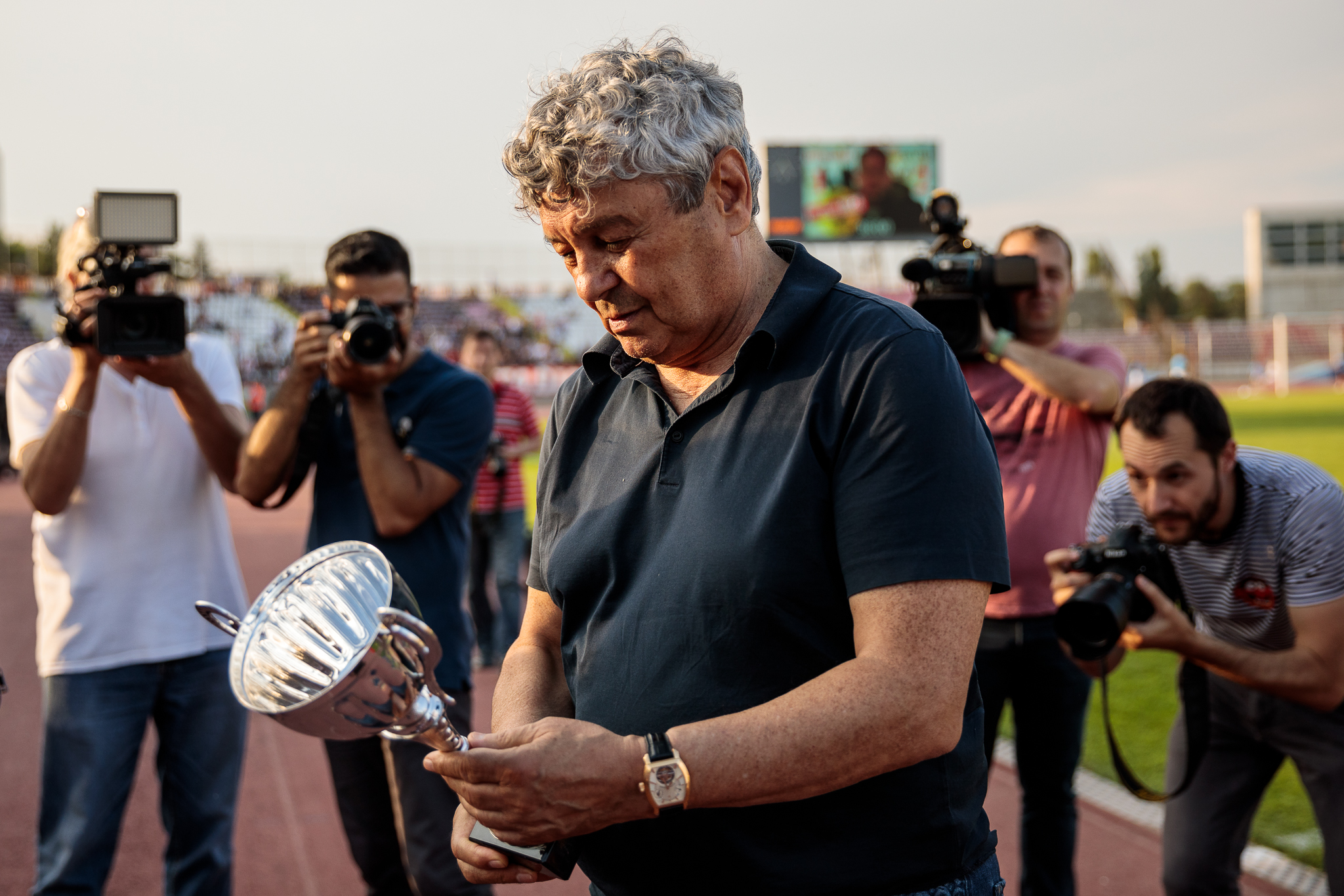 Imagini sfâșietoare la înmormântarea lui Mircea Lucescu. Neli Lucescu, ținută strâns de mână de fiu și sprijinită de noră