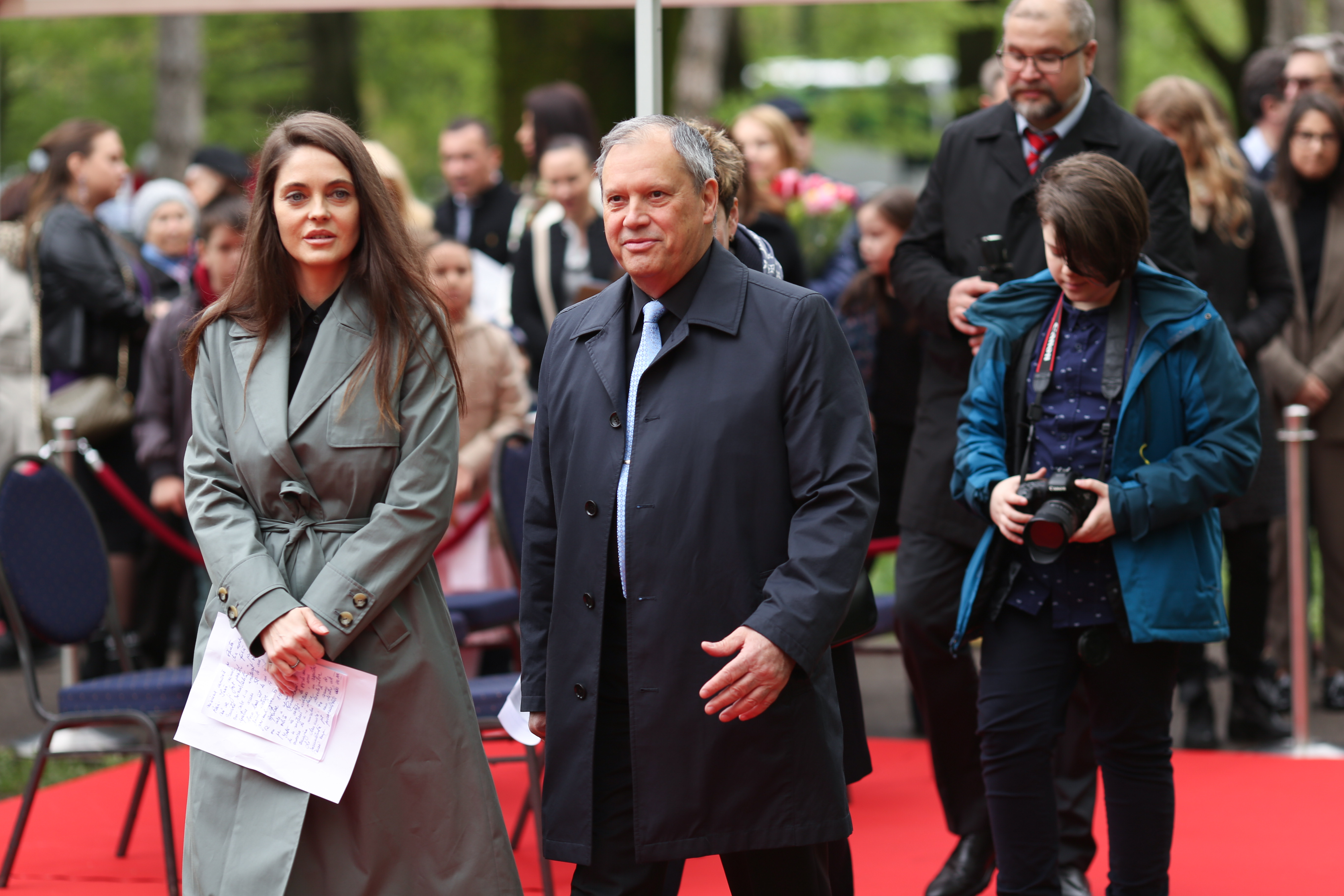 FOTO / Bust din bronz al cosmonautului Iuri Gagarin, inaugurat în Parcul Herăstrău. La eveniment a participat și Dumitru Prunariu