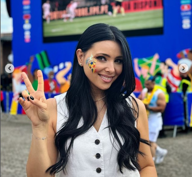 EURO 2024. Cum au apărut Andreea Esca și Corina Caragea la meciul România - Belgia. Prezentatoarele au sărit și scandat cu suporterii
