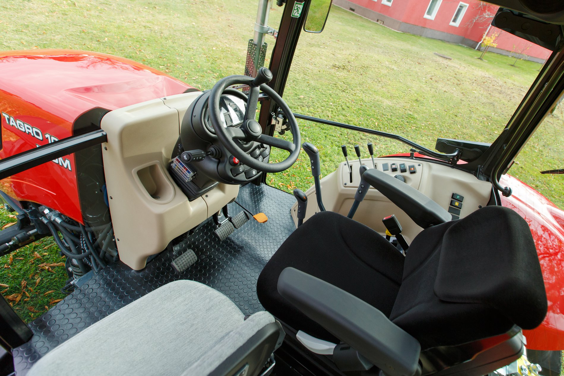 Primul tractor autentic românesc a fost lansat, după 10 ani. Imagini impresionante cu TAGRO, minunea tehnologică