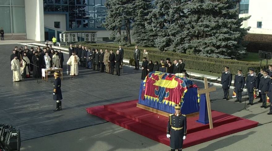 Principele Nicolae, cu lacrimi în ochi la căpătâiul Regelui Mihai. Profund marcat pe aeroport | FOTO & VIDEO