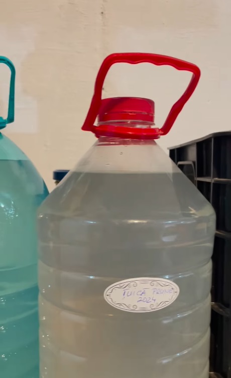 Imagini din cămara Danei Nălbaru și a lui Dragoș Bucur. Fanii le-au atras atenția: „Nu păstrați țuica în sticle de plastic”