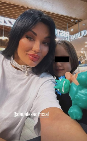 Dan Alexa, surprins la masă cu trei femei, după zvonurile relației cu Denise Rifai. Și-a făcut apariția și fosta soție la restaurant