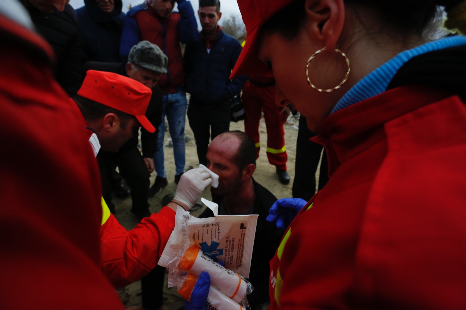 GALERIE FOTO/ Bărbatul care a prins crucea aruncată în apele râului Buzău s-a tăiat în sloiurile de gheață: "Nu e nicio problemă, o să fie bine"