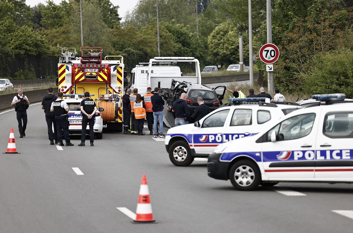 O adolescentă de 16 ani, găsită în viață în mașina în care au decedat trei polițiști, într-un accident cu 4 morți, în Franța