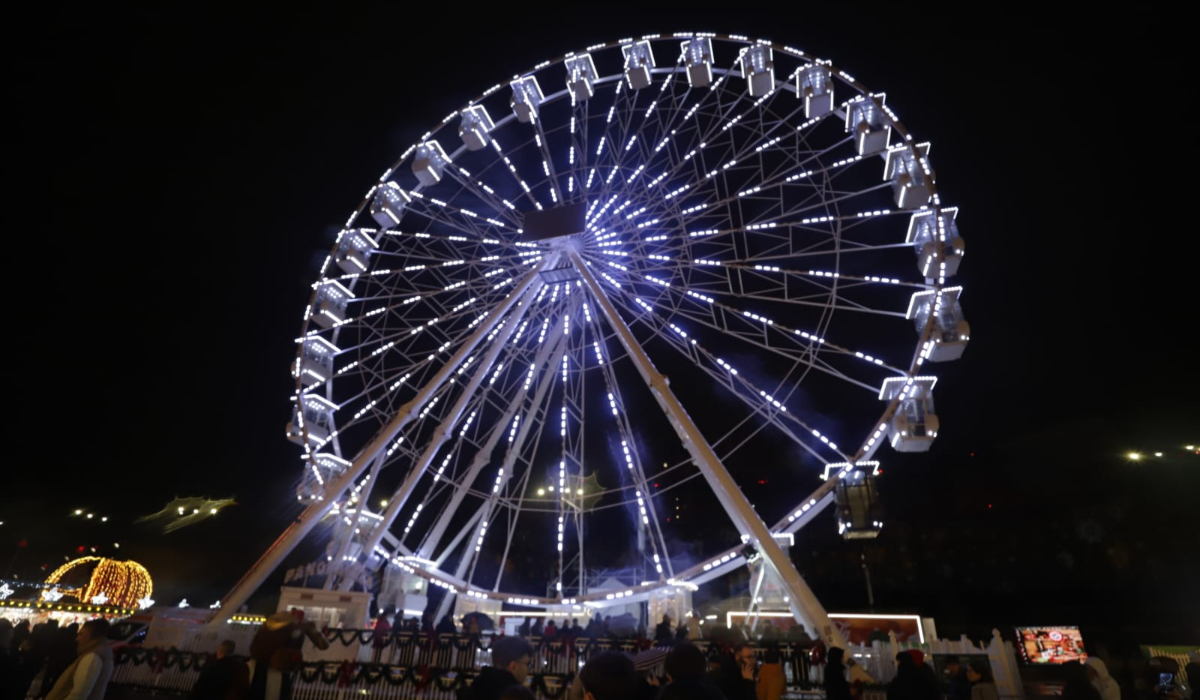 Cât costă o porție de fasole cu ciolan la Târgul de Crăciun din Piața Constituției (București). Are același preț ca sărmăluțele cu mămăliguță