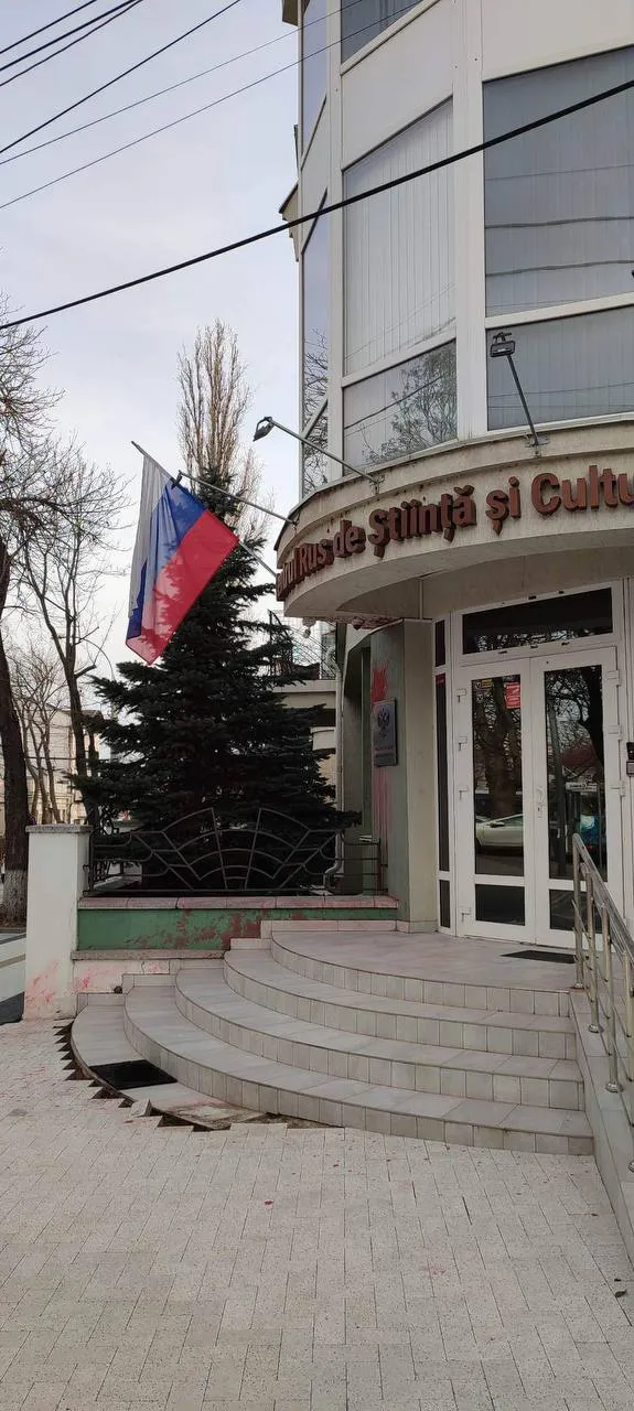 Centrul Rus de Știință și Cultură din Chișinău, Republica Moldova, vandalizat cu vopsea roșie