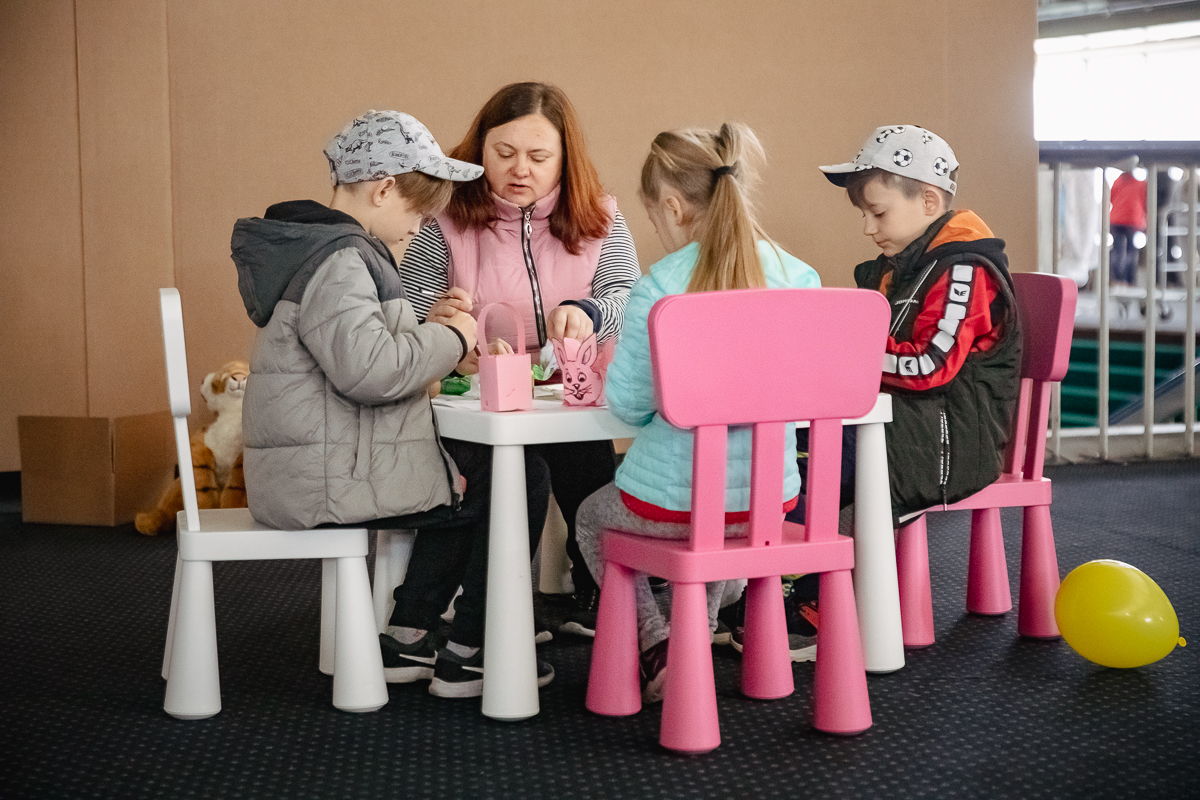 REPORTAJ. Cum petrec Paştele copiii refugiaţilor ucraineni la Romexpo. „Seara, când crede că am adormit, mama plânge în linişte”
