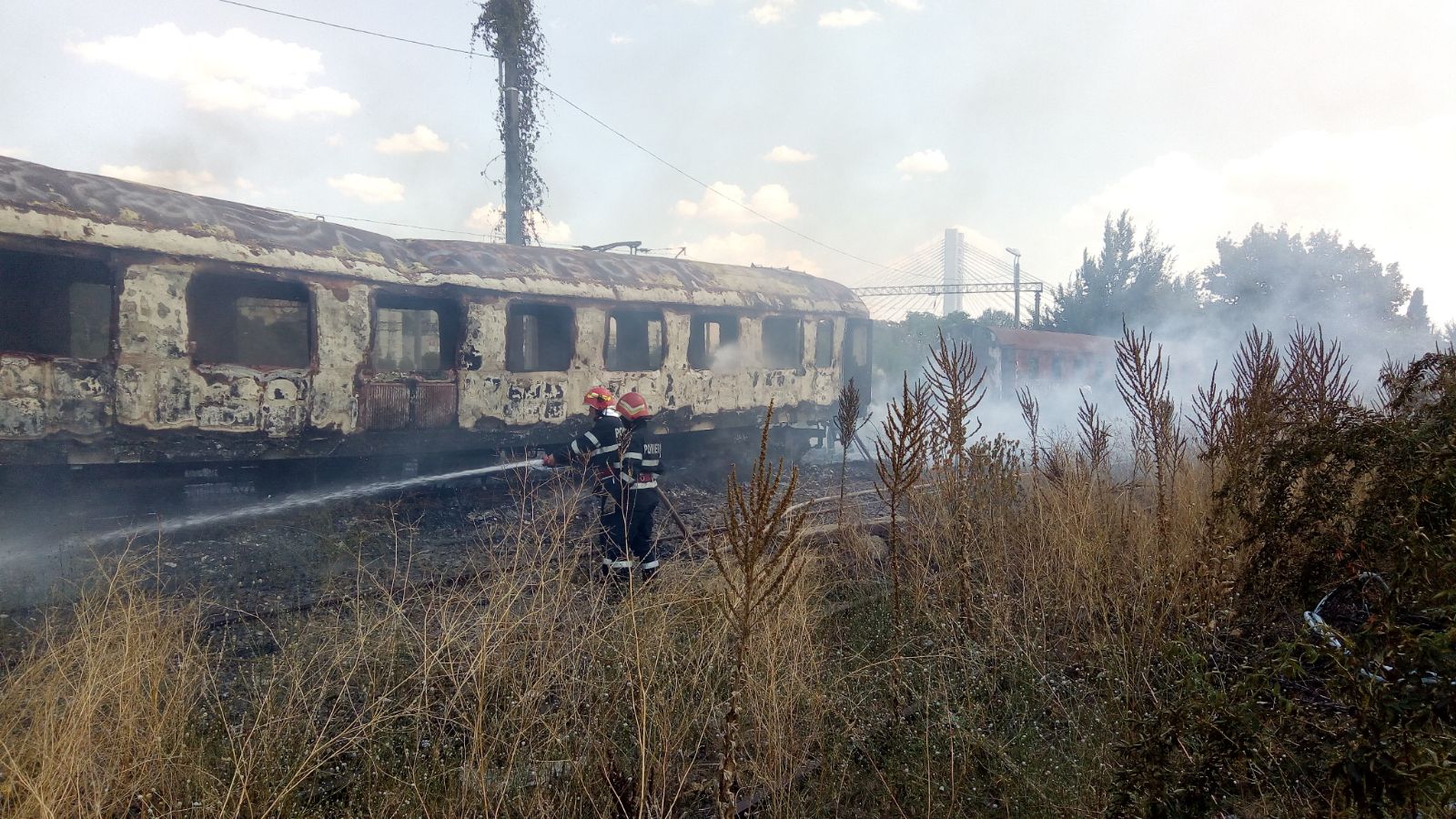 UPDATE: Incendiu în Gara Basarab, la un vagon dezafectat. Pompierii au stins flăcările - FOTO