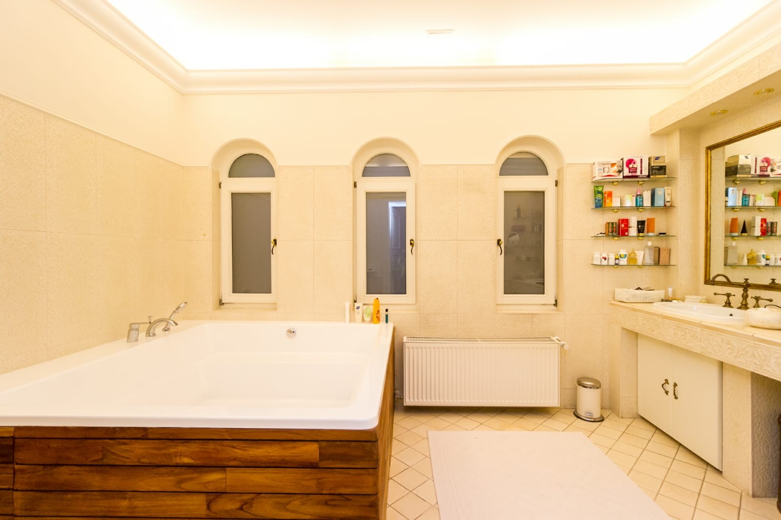 FOTO/ Cum arată vila dintr-o zonă de lux a Capitalei scoasă la vânzare cu aproape 2 milioane de euro