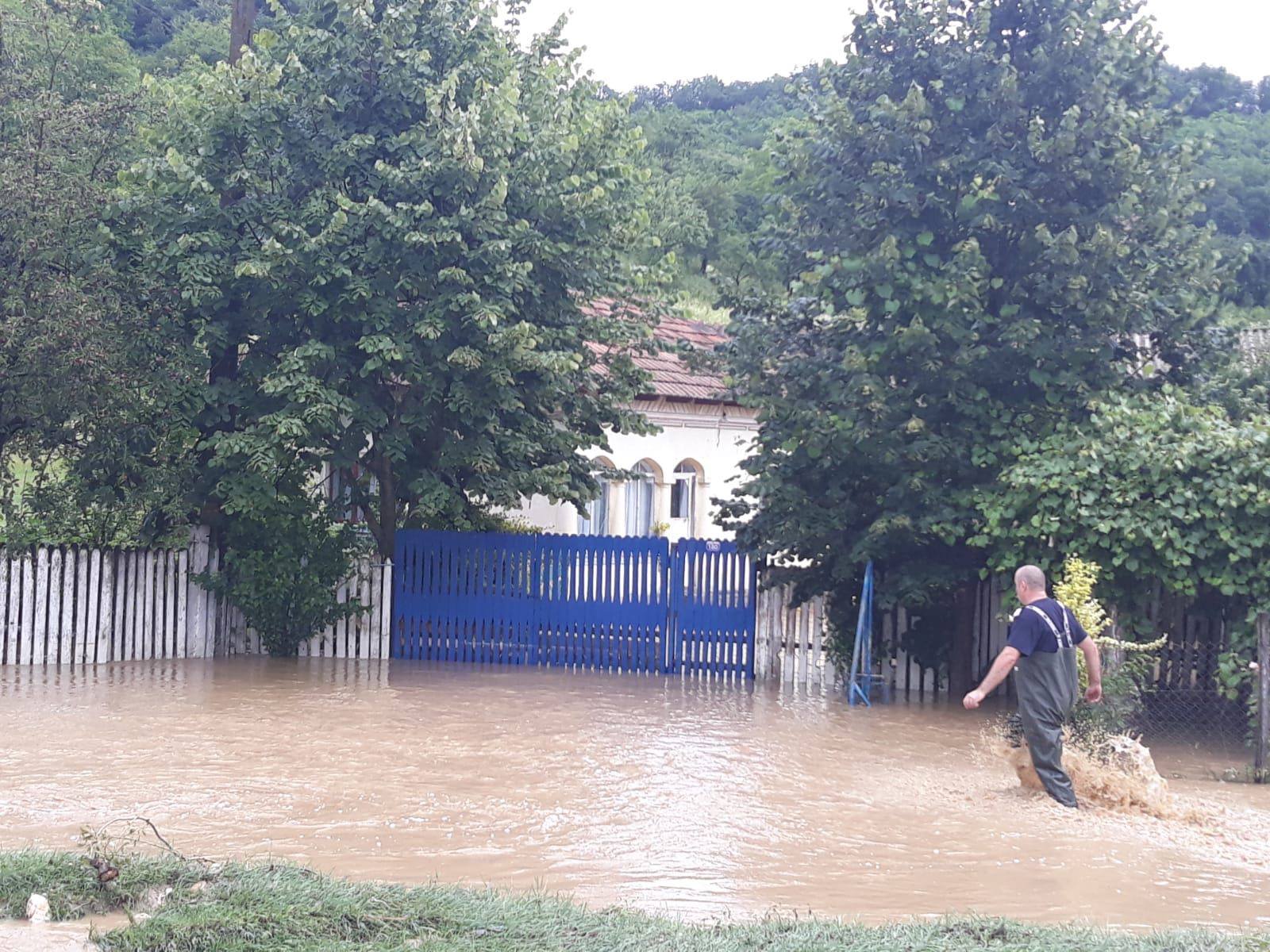 Inundații în Argeș și alte 10 județe. Zeci de gospodării, invadate de ape