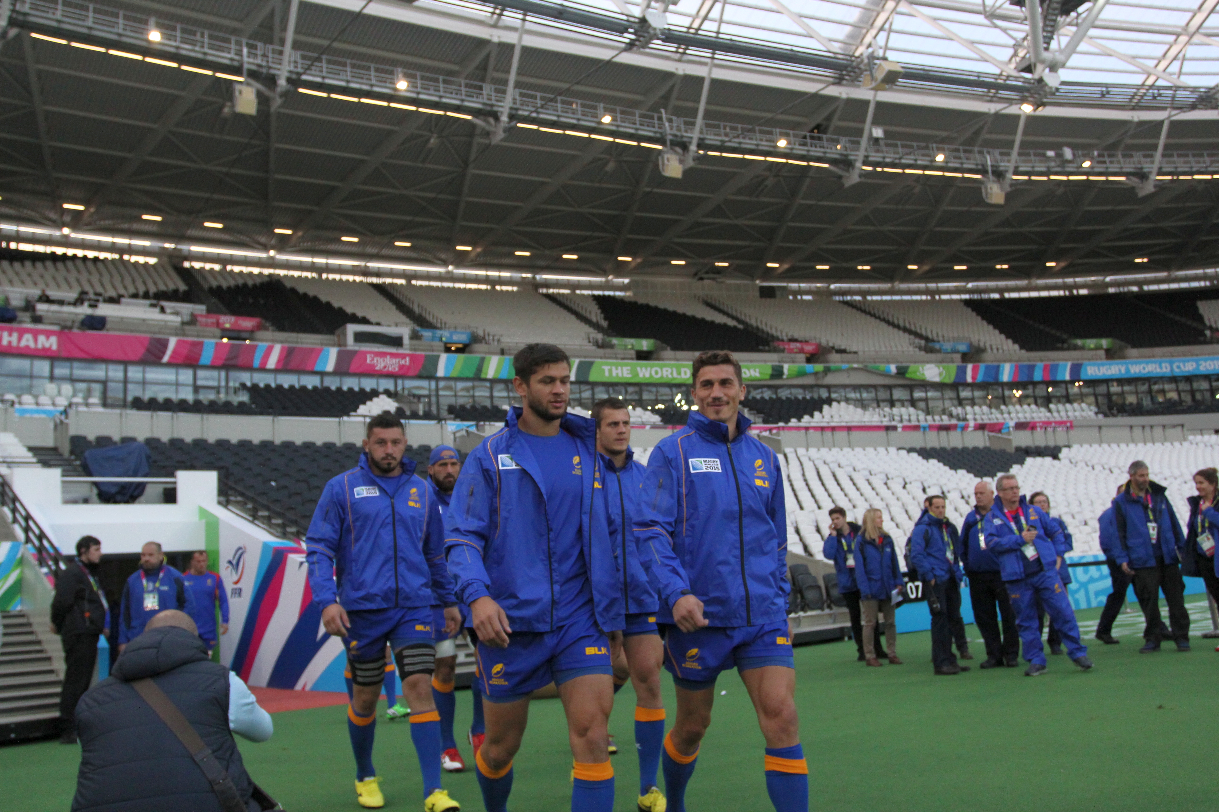 România - Franța 11-38, la Cupa Mondială de rugby. “Stejarii” au jucat foarte bine timp de 30 de minute, dar au încasat două eseuri imediat după ce Paulică Ion a văzut cartonașul galben. Pe finalul meciului, românii au căzut psihic și fizic. Duminică - altă “misiune imposibilă” / GALERIE FOTO & VIDEO