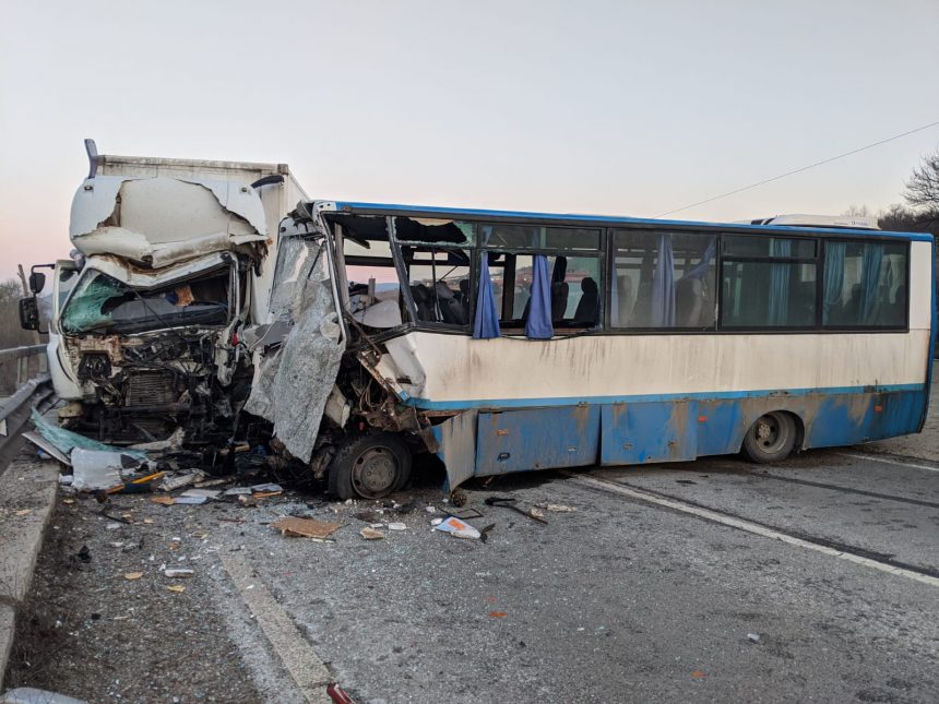 Accident între un autobuz și un camion. O persoană a murit și alte opt au fost rănite