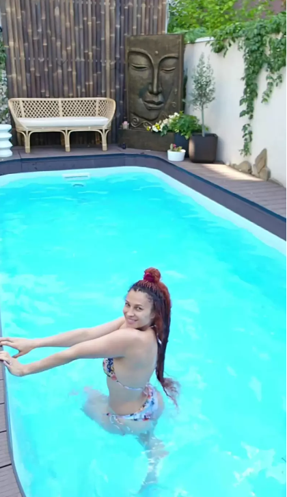 Cum arată curtea cu piscină a Lorei și a lui Ionuț Ghenu. Artista a decorat totul în stil balinez. „Absolut tot ce iese din mâinile lor este artă”