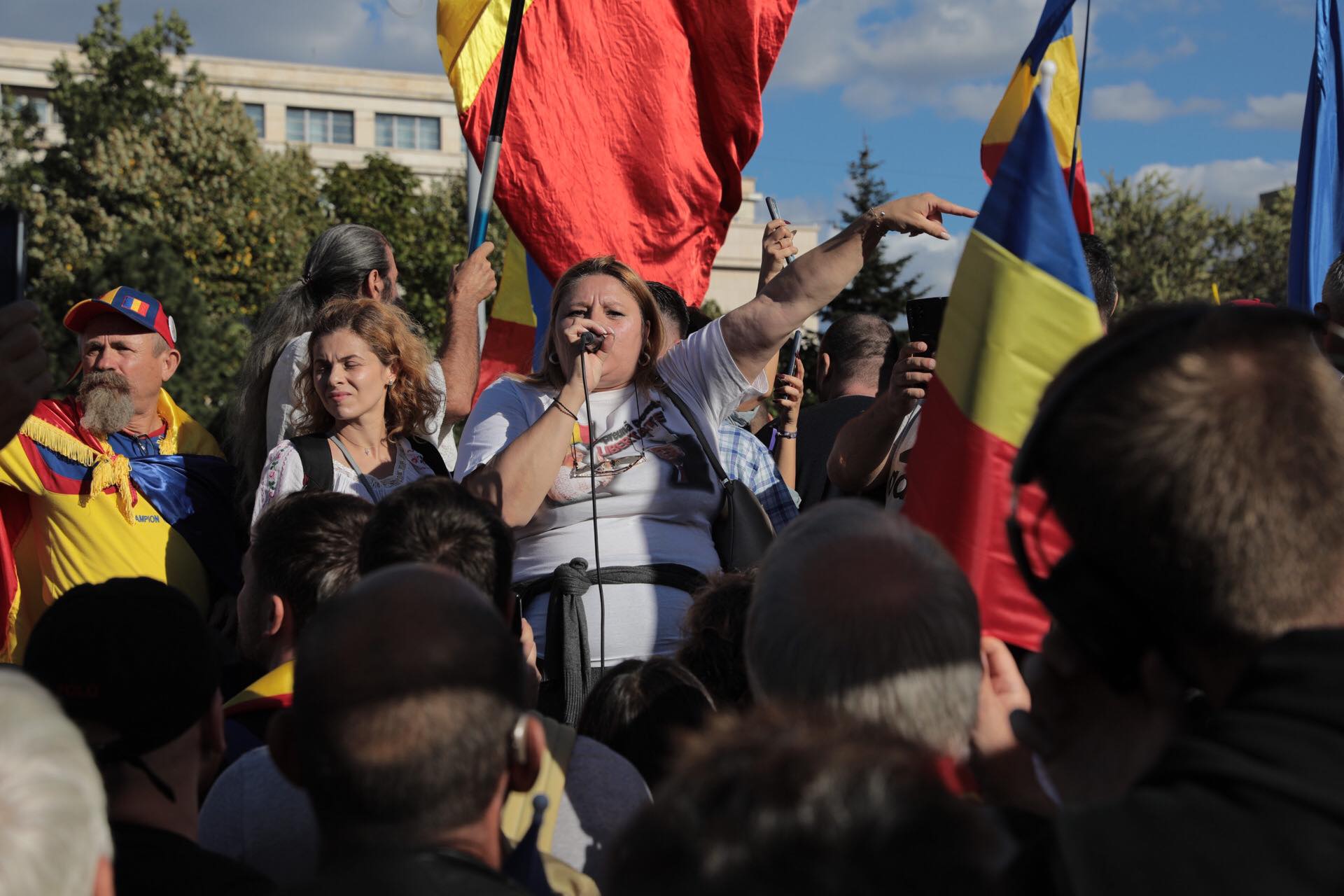 Scandal între taberele Simion și Șoșoacă, la protestul AUR. Manifestanții, despărțiți de jandarmi