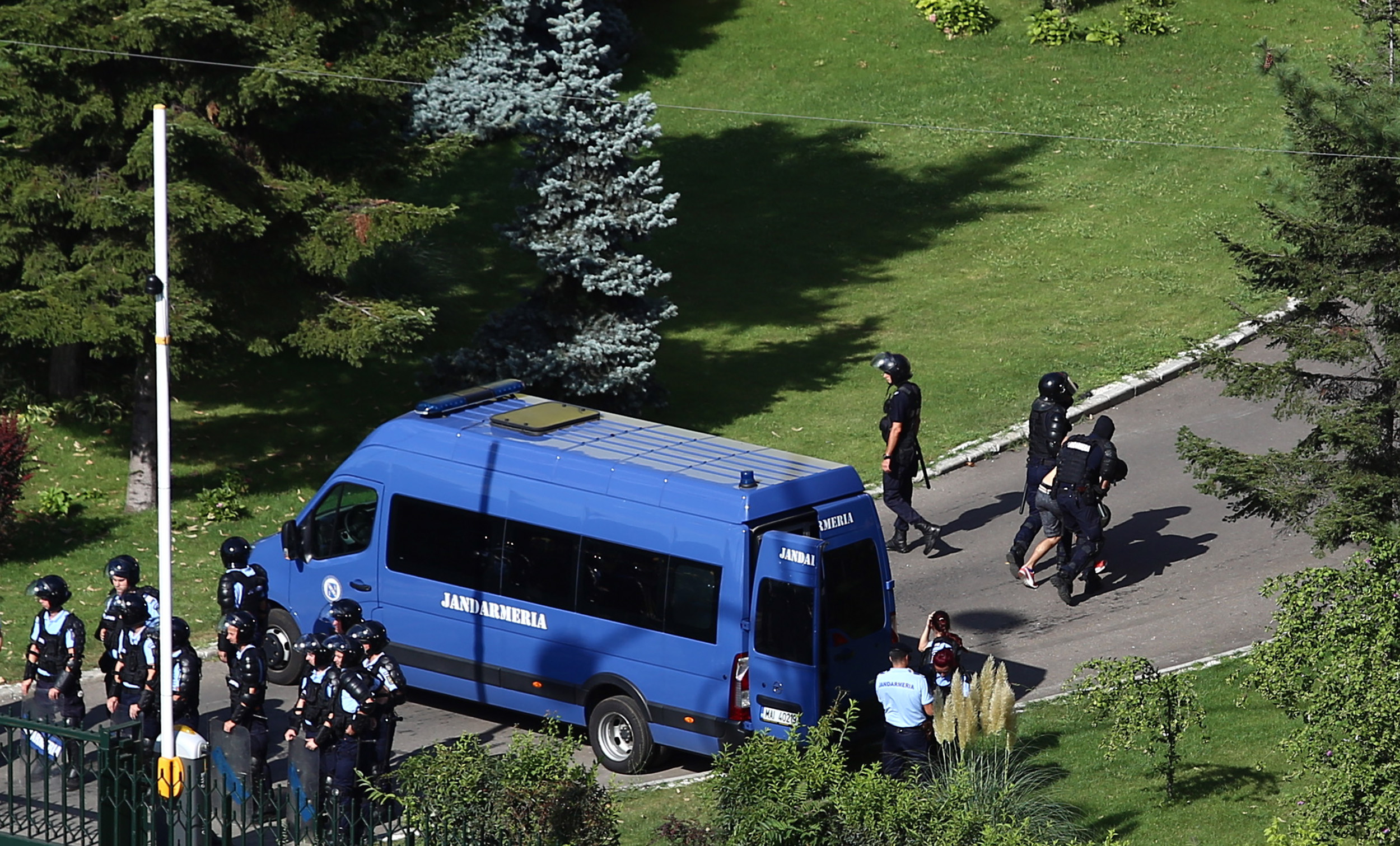 UPDATE. Război de stradă între jandarmi și huligani, în Piața Victoriei. 452 de persoane rănite / VIDEO&FOTO