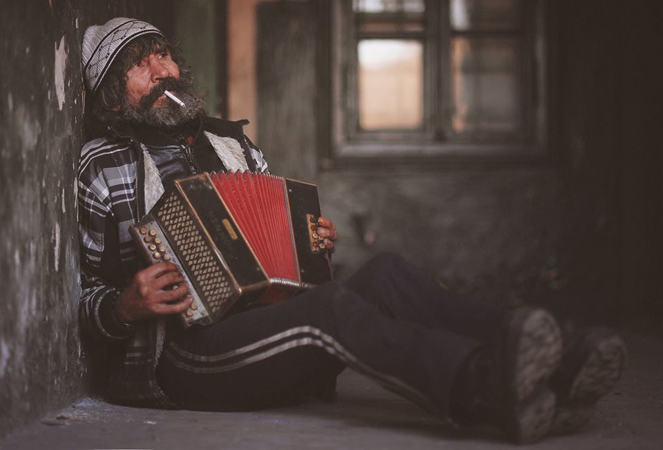 REPORTAJ/Povestea lui Juju, filosoful homeless din Anina: "Eu sunt fericit. Ştii cum a murit Tolstoi? Sărac. Şi în frig“|FOTO