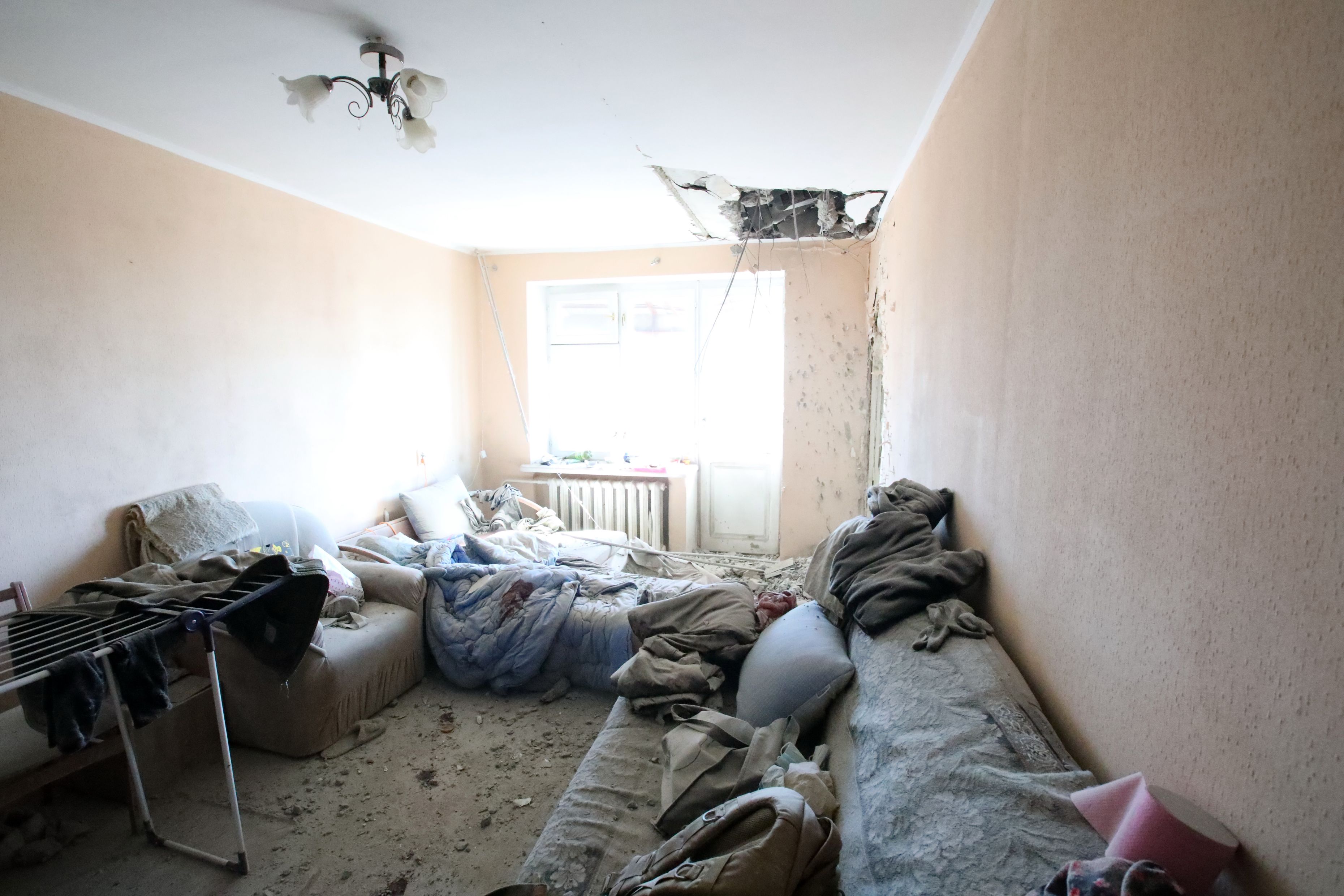 FOTO. Imagini din orașul ucrainean Harkov, atacat de rachetele rusești. Cum arată un apartament zguduit de bombe
