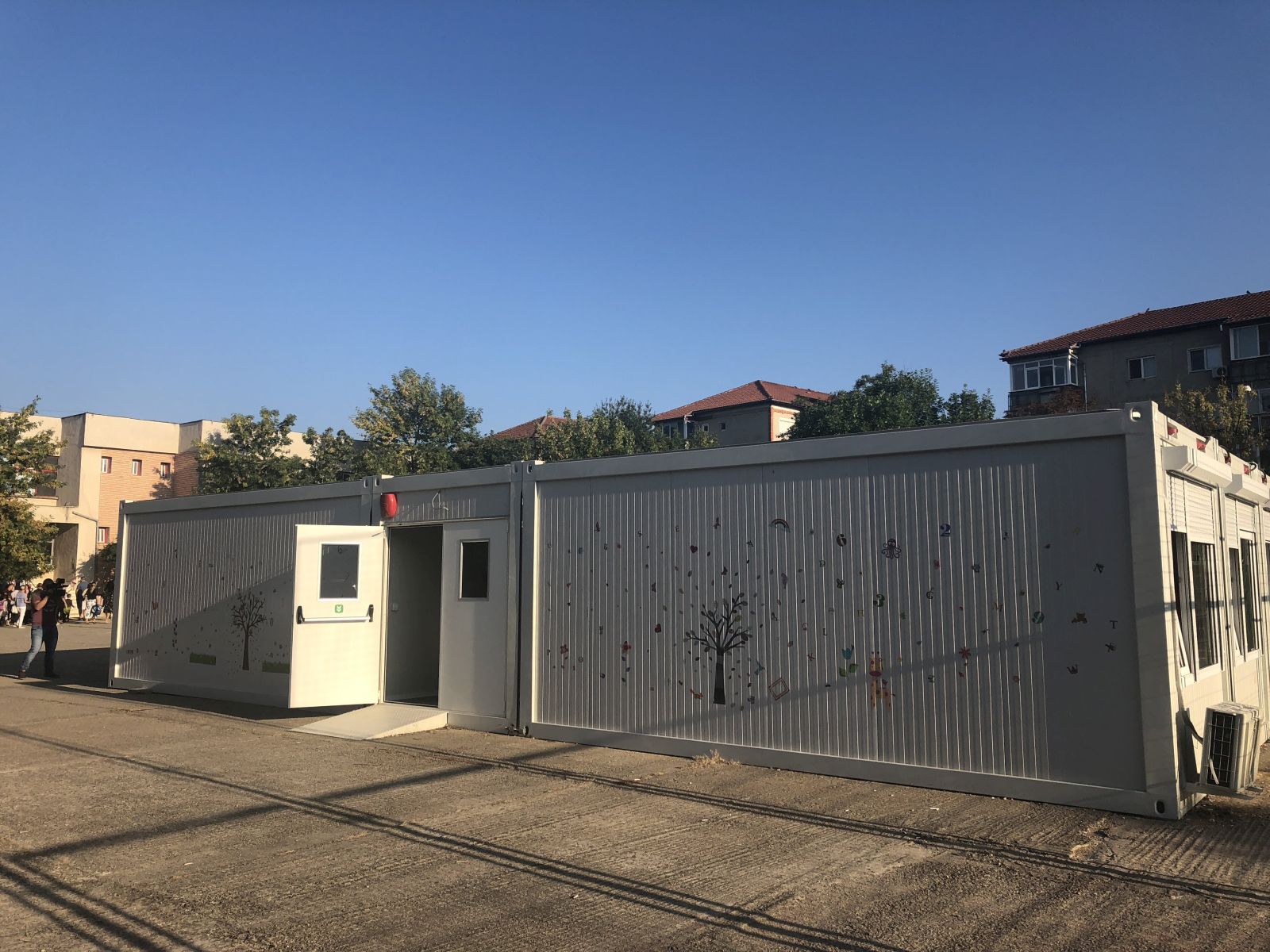 REPORTAJ/ Clopoțelul a sunat în containere la începerea noului an într-o școală din Timișoara. Primarul i-a îndemnat pe cei mici să devină ”oameni școlați” - FOTO