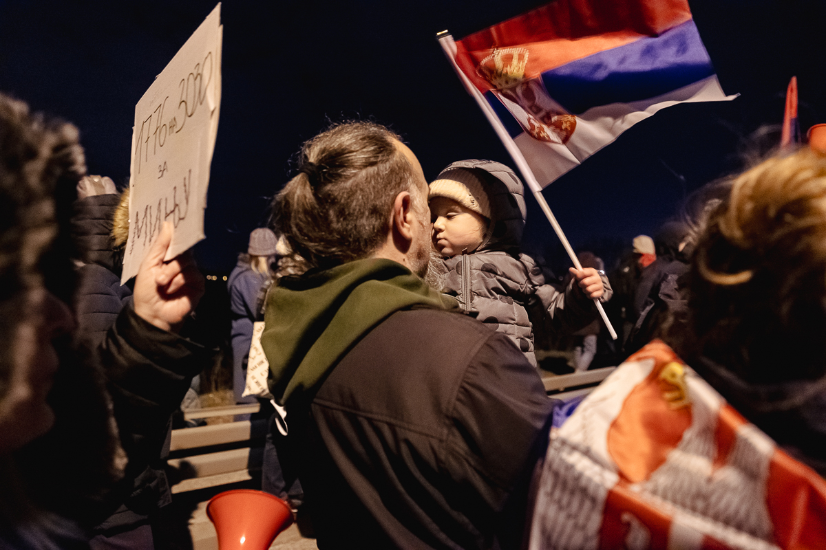 Blocadă pe un mare pod peste Dunăre din Belgrad. De aproape 4 luni, sârbii strigă „Corupția ucide!” | Video/Fotogalerie