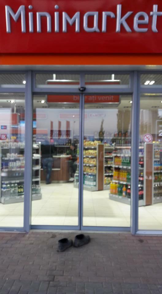 O bătrână s-a descălțat la intrarea într-un magazin de teamă să nu facă mizerie. Lecția de bun simț care ne pune pe toți pe gânduri | FOTO