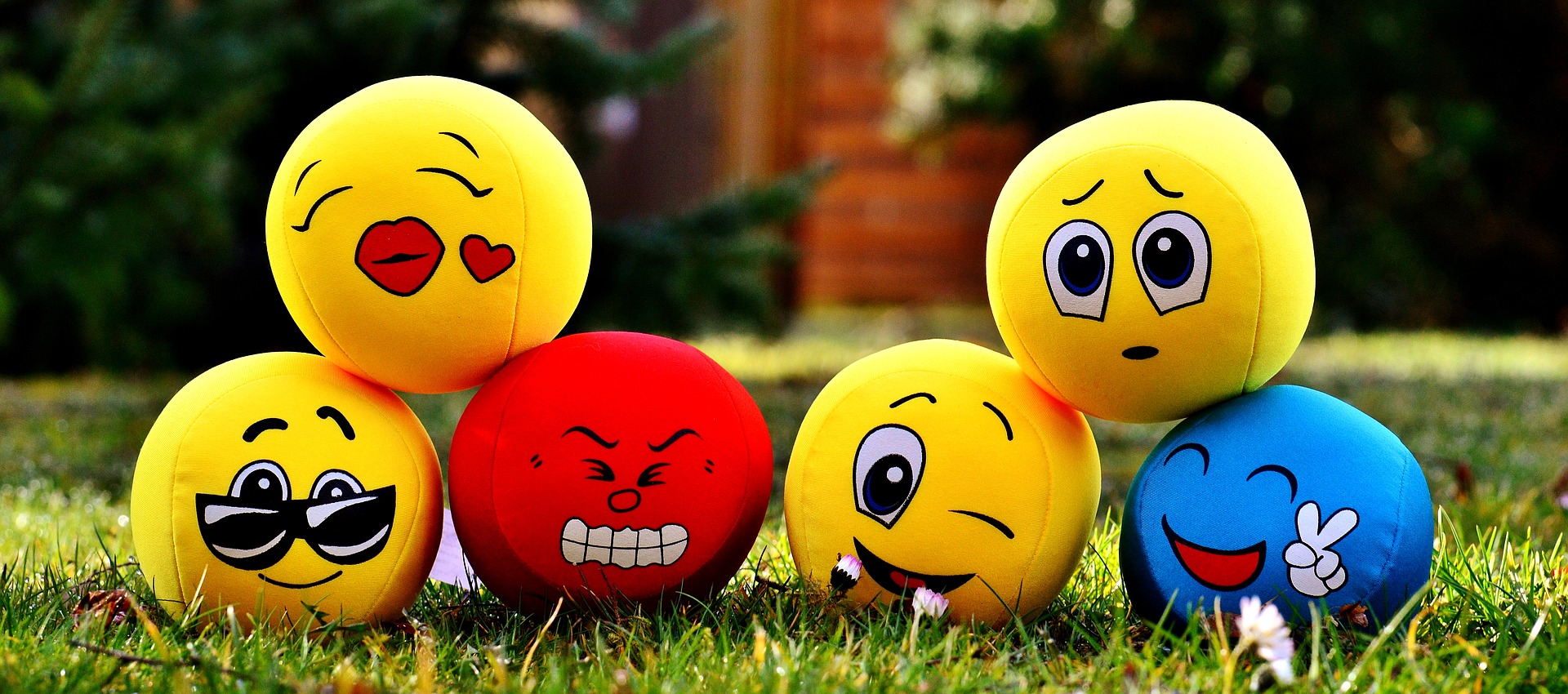 Ce înseamnă emoticoanele pe care le folosim pe rețelele de socializare