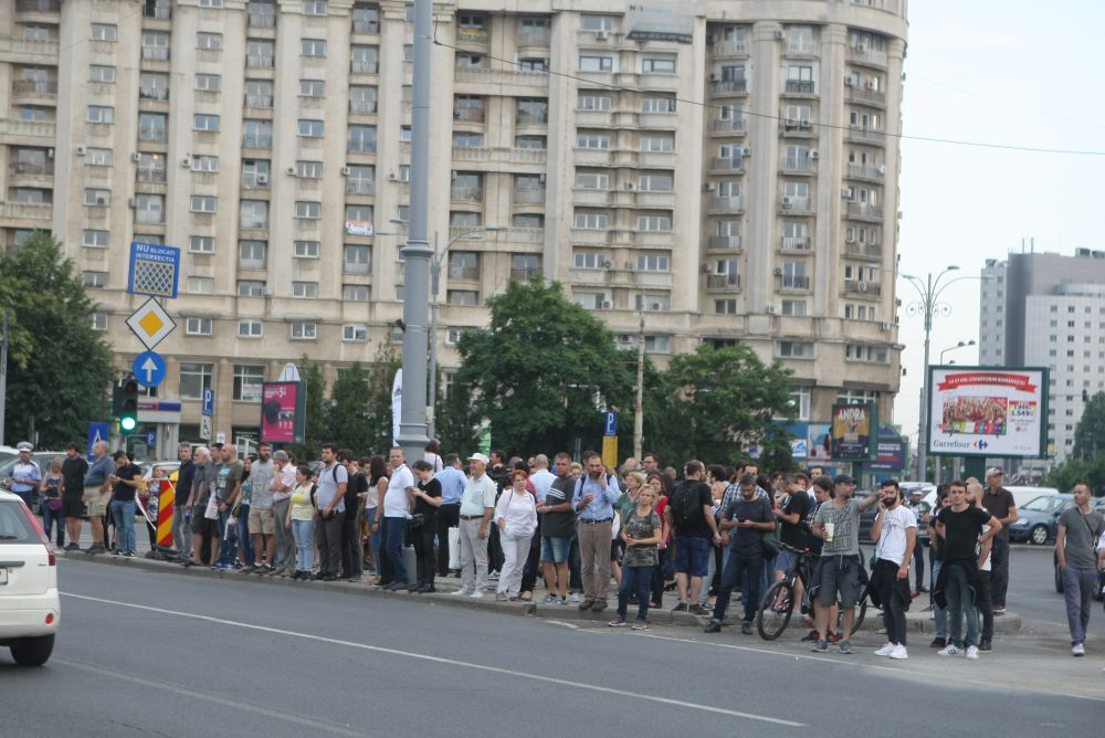 FOTO&VIDEO/ Câteva mii de persoane au protestat în Piața Victoriei, joi seară
