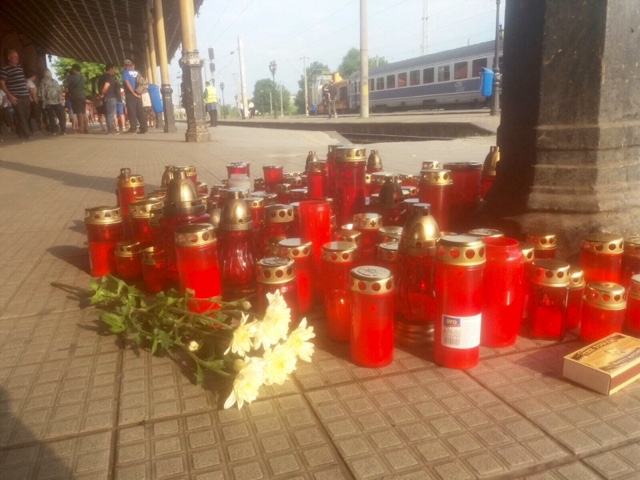 Peronul unde a fost ucis polițistul din Suceava, transformat în loc de pelerinaj. Zeci de lumânări au fost depuse în memoria lui Sorin Vezeteu