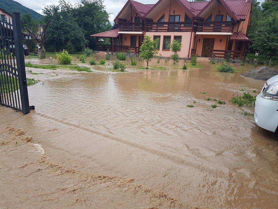 Inundații în Sighetu Marmației. Zeci de persoane, evacuate din calea apei