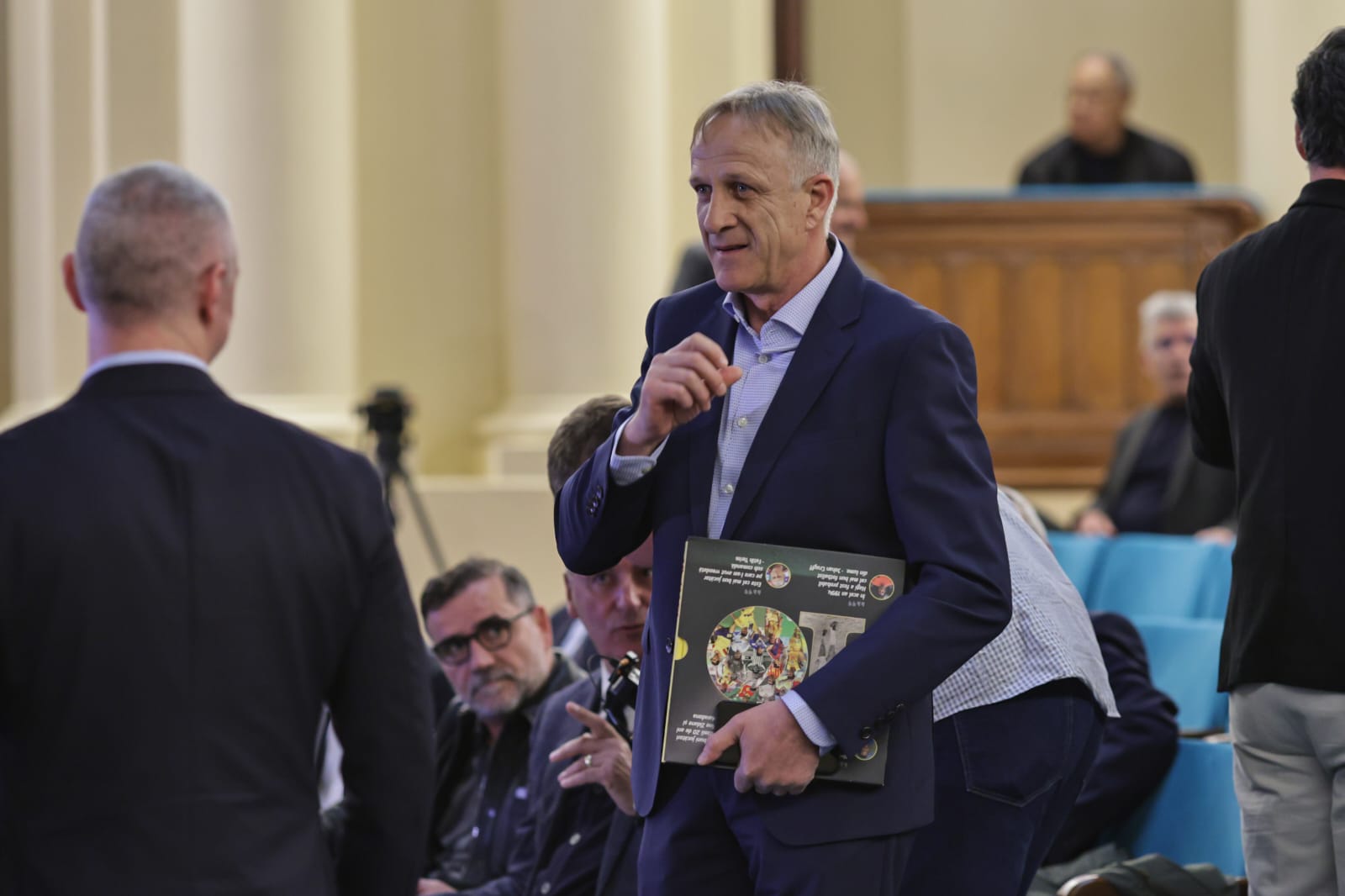 Gheorghe Hagi și-a lansat autobiografia, „Hagi - Drumul meu”. Legendele fotbalului românesc au stat la coadă pentru a obține un exemplar cu autograf